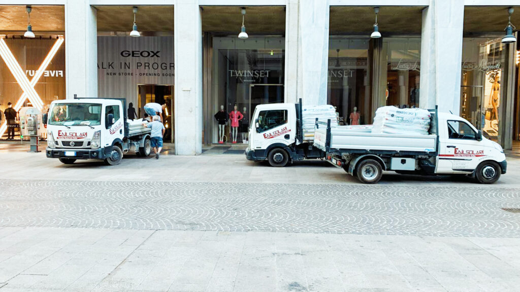 Consegna di materiale edile in Corso Vittorio Emanuele II a Milano | Edilsolari